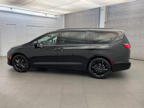 Diamond Black Crystal Pearlcoat 2027 Chrysler Pacifica Limited