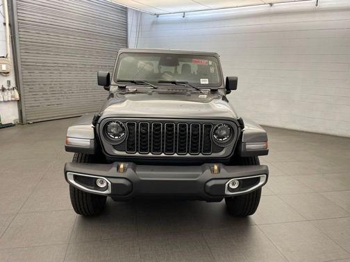 Granite Crystal Metallic Clearcoat 2026 Jeep Gladiator 85th Anniversary Edition