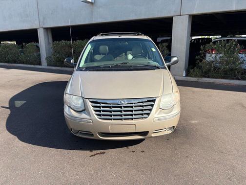 Linen Gold Pearlcoat Metallic 2007 Chrysler Town & Country Limited