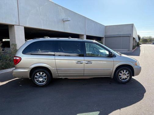 Linen Gold Pearlcoat Metallic 2007 Chrysler Town & Country Limited