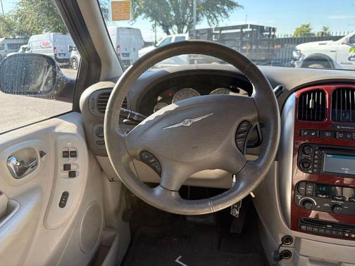 Linen Gold Pearlcoat Metallic 2007 Chrysler Town & Country Limited
