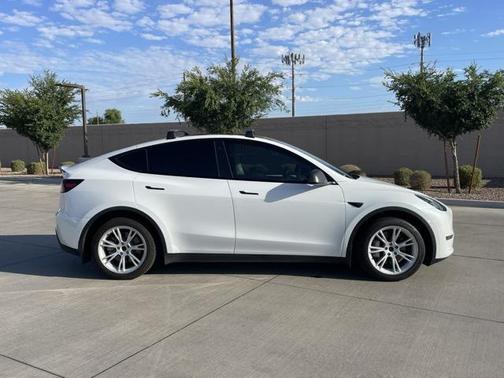 2022 Tesla Model Y Long Range Dual Motor All-Wheel Drive