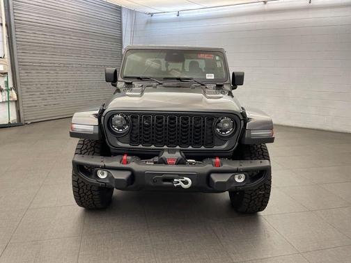 Granite Crystal Metallic Clearcoat 2026 Jeep Gladiator Shadow Ops