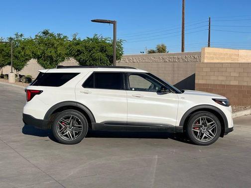 White Metallic 2025 Ford Explorer ST-Line