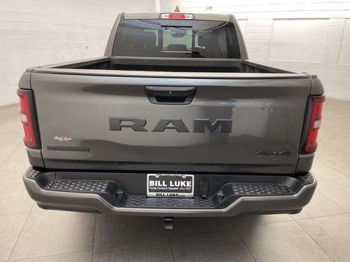 Granite Crystal Metallic Clearcoat 2025 RAM 1500 Big Horn/Lone Star