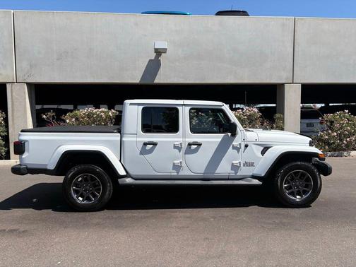 Bright White Clearcoat 2020 Jeep Gladiator Overland