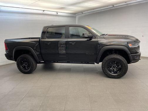 Diamond Black Crystal Pearlcoat 2026 RAM 1500 RHO Crew Cab 4x4 5'7' Box