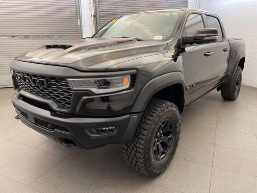 Diamond Black Crystal Pearlcoat 2026 RAM 1500 RHO Crew Cab 4x4 5'7' Box