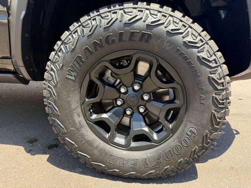 Diamond Black Crystal Pearlcoat 2026 RAM 1500 RHO Crew Cab 4x4 5'7' Box