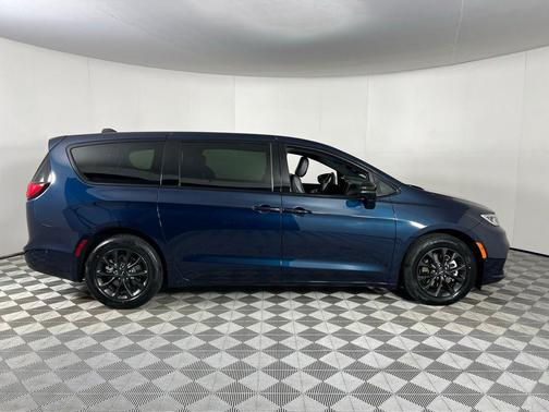 2024 Chrysler Pacifica Hybrid S Appearance Pkg