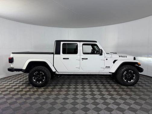 Bright White Clearcoat 2024 Jeep Gladiator Willys