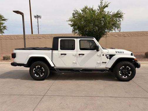 Bright White Clearcoat 2024 Jeep Gladiator Willys