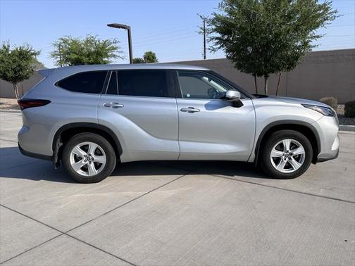 2024 Toyota Highlander LE