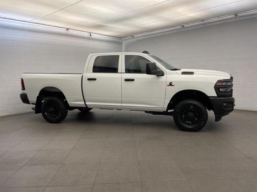 2026 RAM 2500 Tradesman Crew Cab 4x4 6'4' Box
