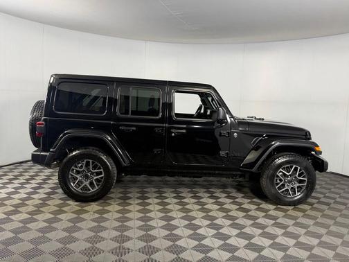 Black Clearcoat 2025 Jeep Wrangler 4-Door Sahara 4x4