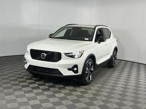 2025 Volvo XC40 B5 Plus Dark Theme