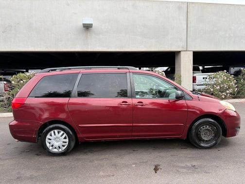Maroon 2007 Toyota Sienna LE