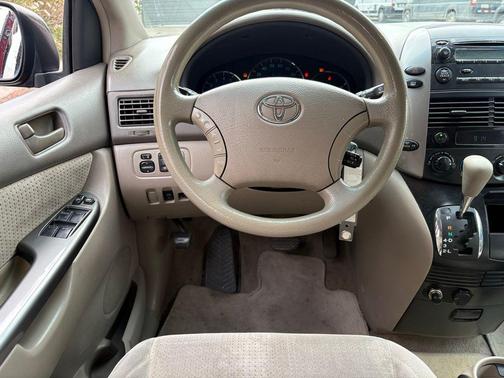 Maroon 2007 Toyota Sienna LE