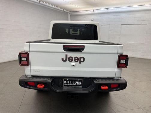 Bright White Clearcoat 2026 Jeep Gladiator Mojave X 4x4