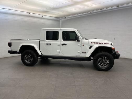Bright White Clearcoat 2026 Jeep Gladiator Mojave X 4x4