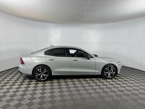 2024 Volvo S60 B5 Core Dark Theme
