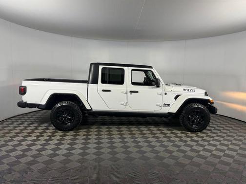 Bright White Clearcoat 2022 Jeep Gladiator Willys 4x4