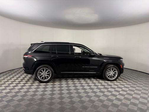 Diamond Black Crystal Pearlcoat 2023 Jeep Grand Cherokee Summit