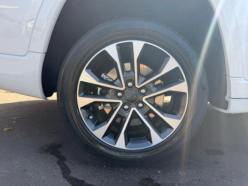 Bright White Clearcoat 2021 Jeep Grand Cherokee L Overland
