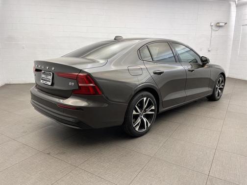 2024 Volvo S60 B5 Core Dark Theme
