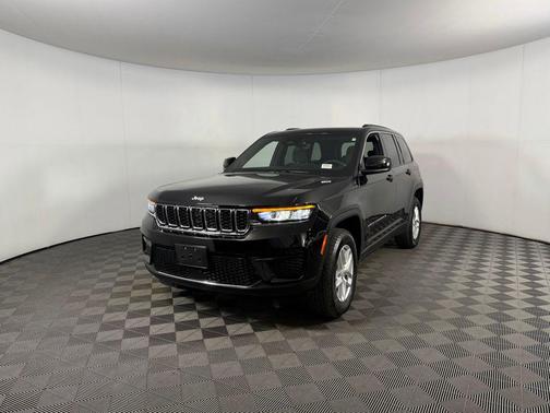 Diamond Black Crystal Pearlcoat 2025 Jeep Grand Cherokee Laredo