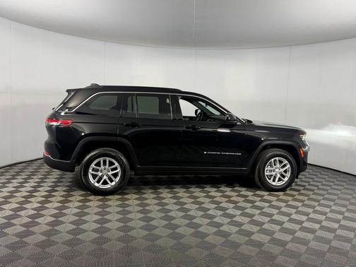 Diamond Black Crystal Pearlcoat 2025 Jeep Grand Cherokee Laredo
