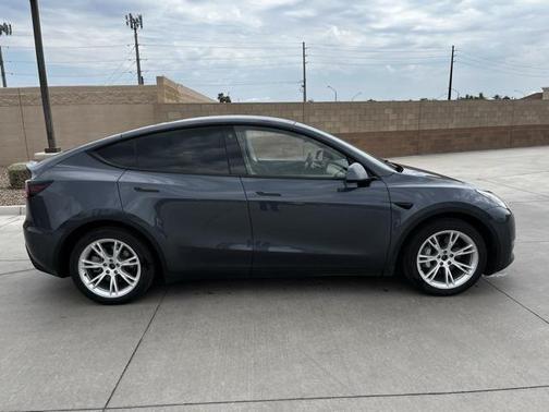 2022 Tesla Model Y Long Range Dual Motor All-Wheel Drive
