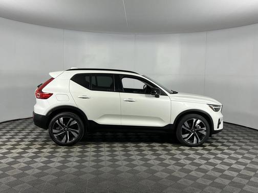 2025 Volvo XC40 B5 Plus Dark Theme