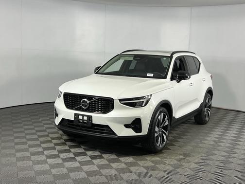 2025 Volvo XC40 B5 Plus Dark Theme