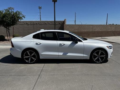 2024 Volvo S60 B5 Core Dark Theme