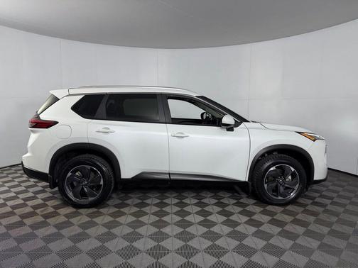 Everest White Pearl 2024 Nissan Rogue SV