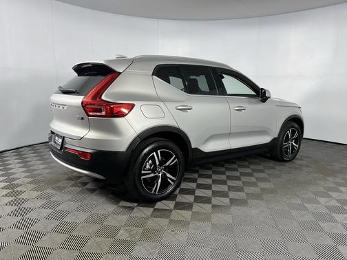 2025 Volvo XC40 B5 Core Bright Theme