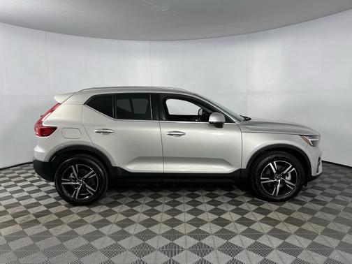 2025 Volvo XC40 B5 Core Bright Theme