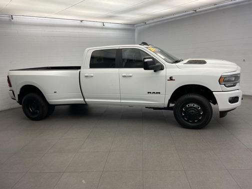 2024 RAM 3500 Laramie Crew Cab 4x4 8' Box