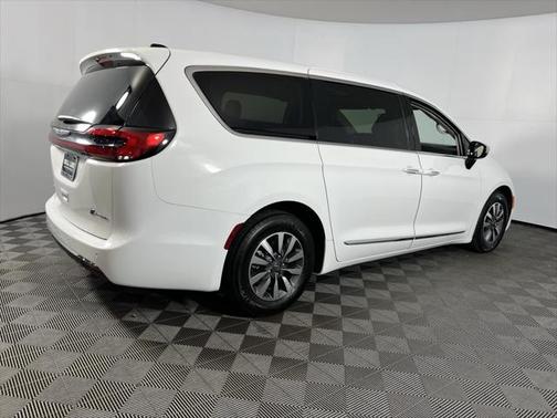2023 Chrysler Pacifica Hybrid Limited