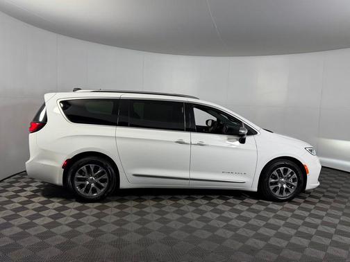 Bright White Clearcoat 2023 Chrysler Pacifica L