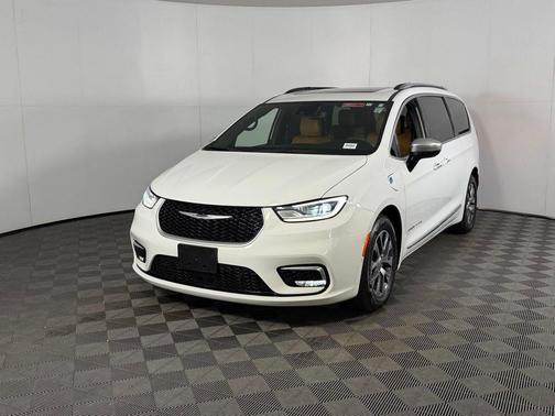 Bright White Clearcoat 2023 Chrysler Pacifica L