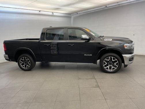 Diamond Black Crystal Pearlcoat 2025 RAM 1500 Laramie