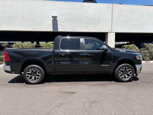 Diamond Black Crystal Pearlcoat 2025 RAM 1500 Laramie