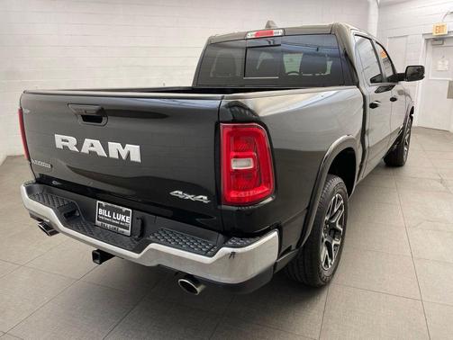 Diamond Black Crystal Pearlcoat 2025 RAM 1500 Laramie