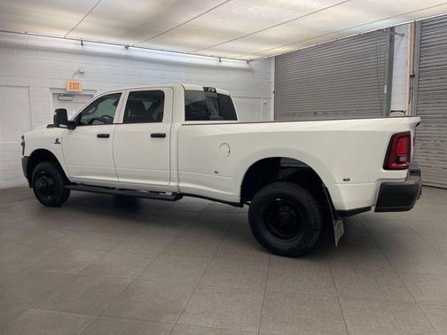 Bright White Clearcoat 2026 RAM 3500 Tradesman Crew Cab 4x4 8' Box