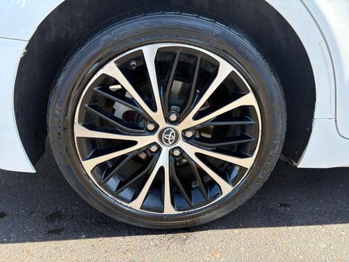 Super White 2018 Toyota Camry SE