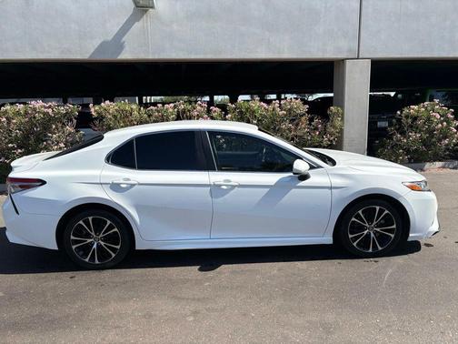 Super White 2018 Toyota Camry SE