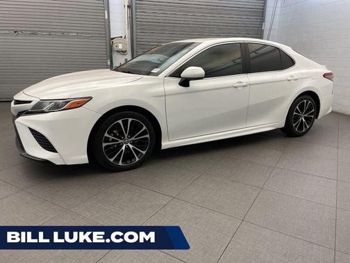 Super White 2018 Toyota Camry SE