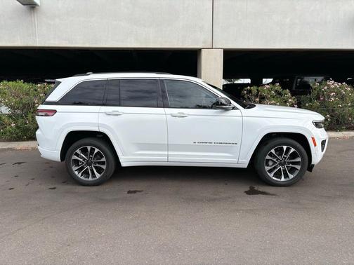 Bright White Clearcoat 2022 Jeep Grand Cherokee Overland